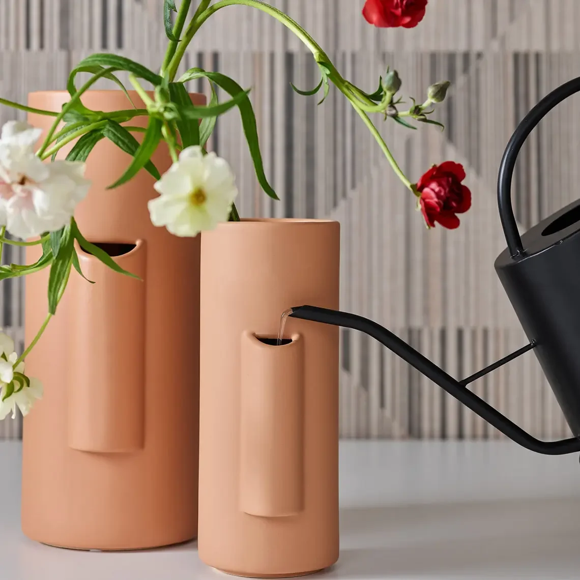 wysokie wazony ceramiczne w neutralnych odcieniach z kwiatami